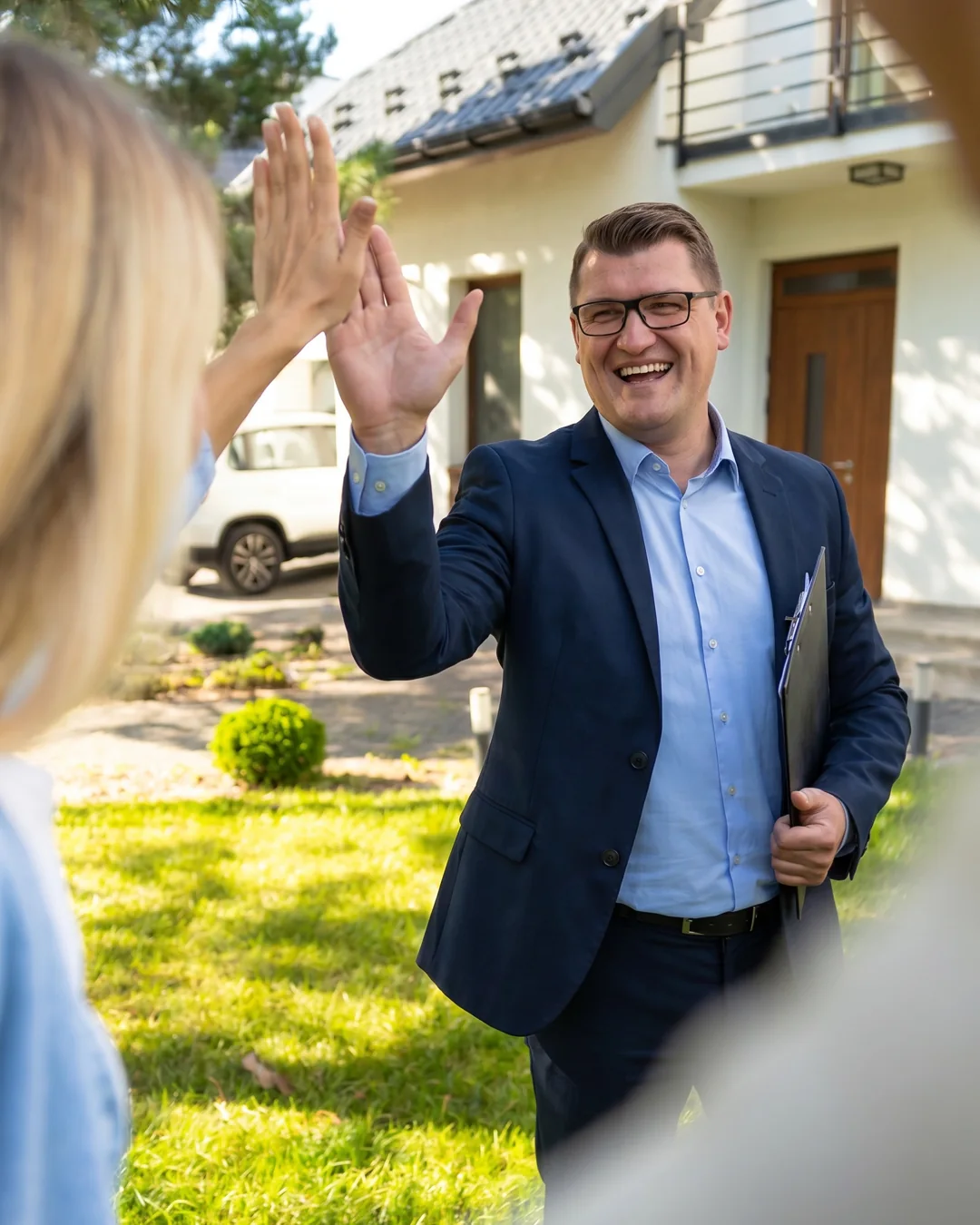 Wilhelm Nasaruk, Immobilienmakler aus Diemelstadt, freut sich mit einer Kundin über einen erfolgreichen Hausverkauf